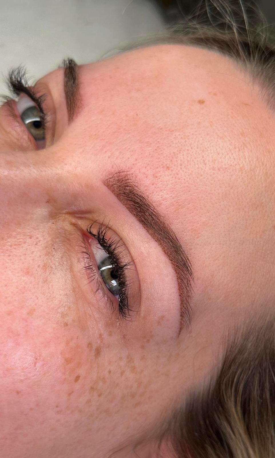 Abgeheilte Powder Brows, weicher Puderlook